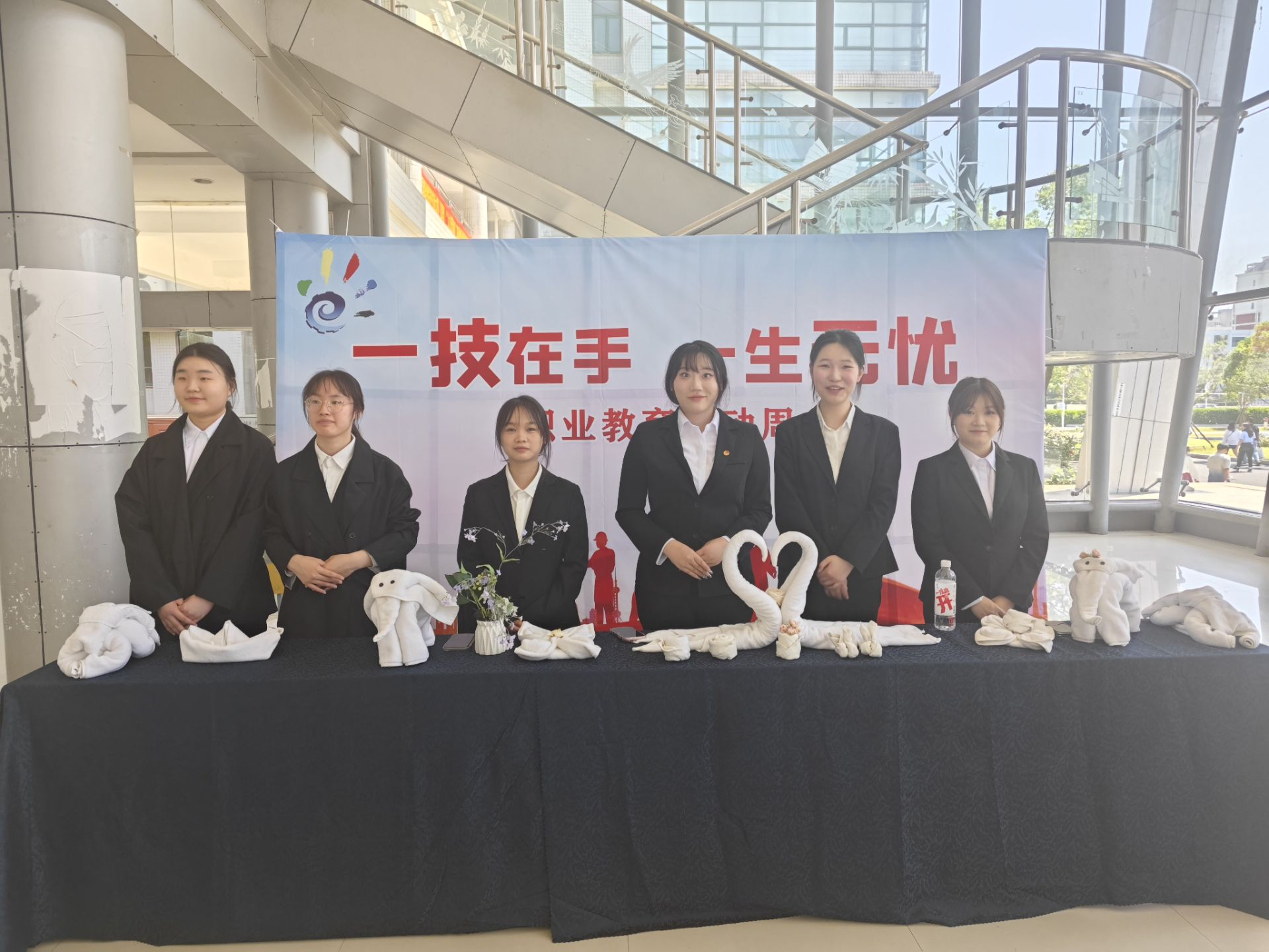 8國際郵輪乘務管理專業折疊毛巾花活動.png 8國際郵輪乘務管理專業折疊毛巾花活動.png