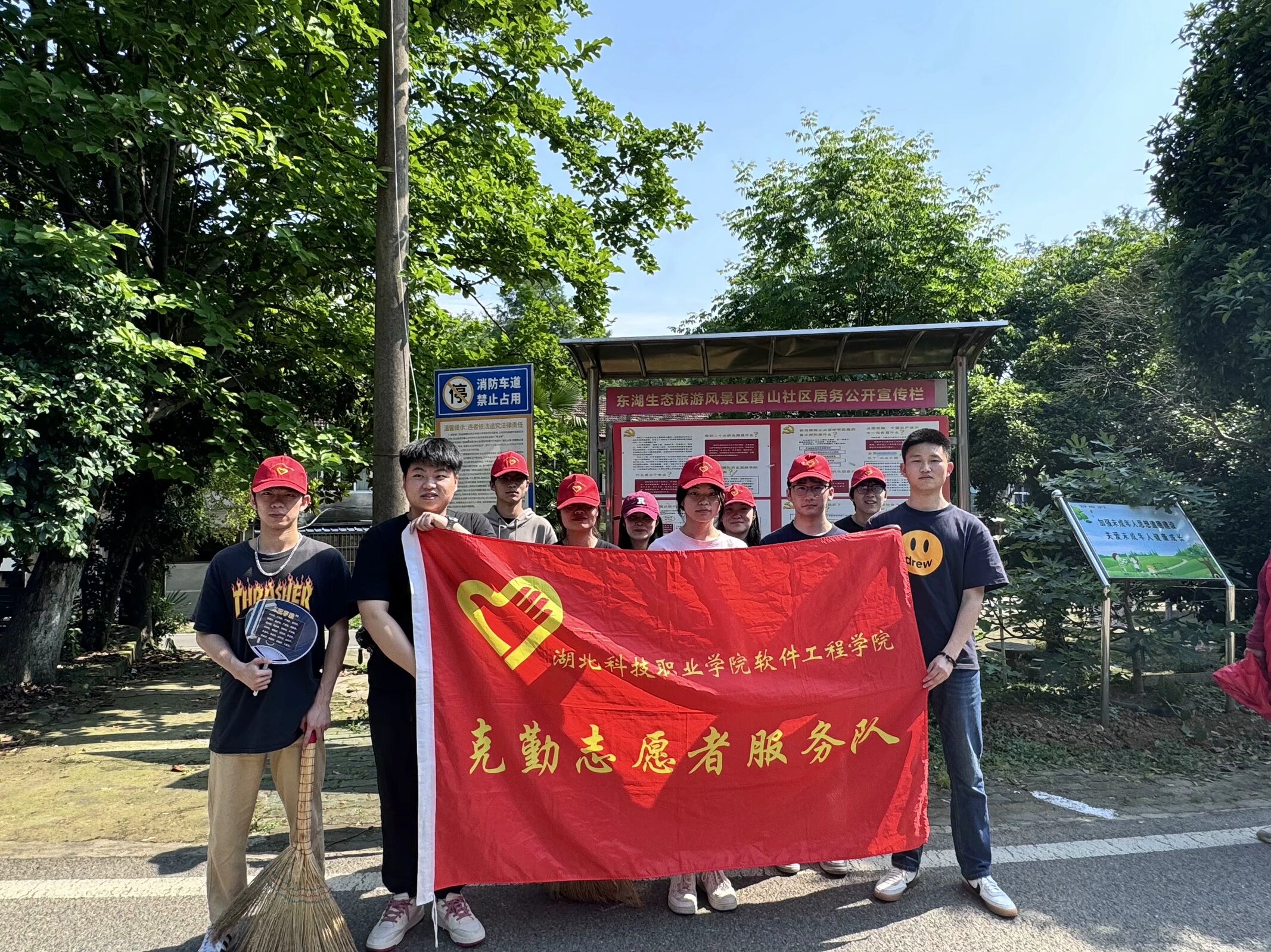13志愿者進社區開展家園清潔服務活動.jpeg 13志愿者進社區開展家園清潔服務活動.jpeg